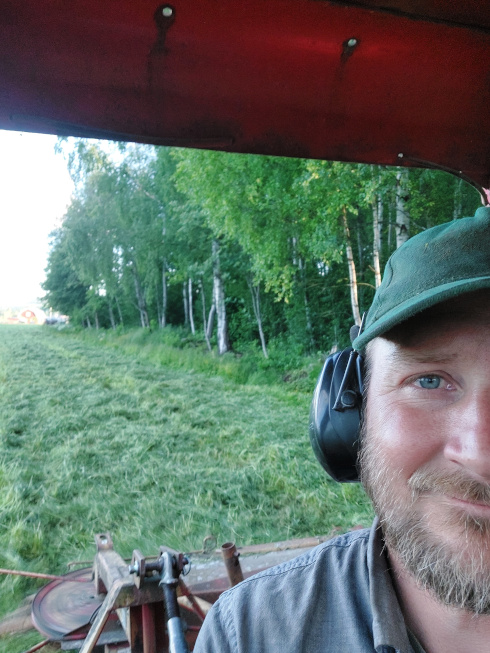 Martin vänder hö med gott mod